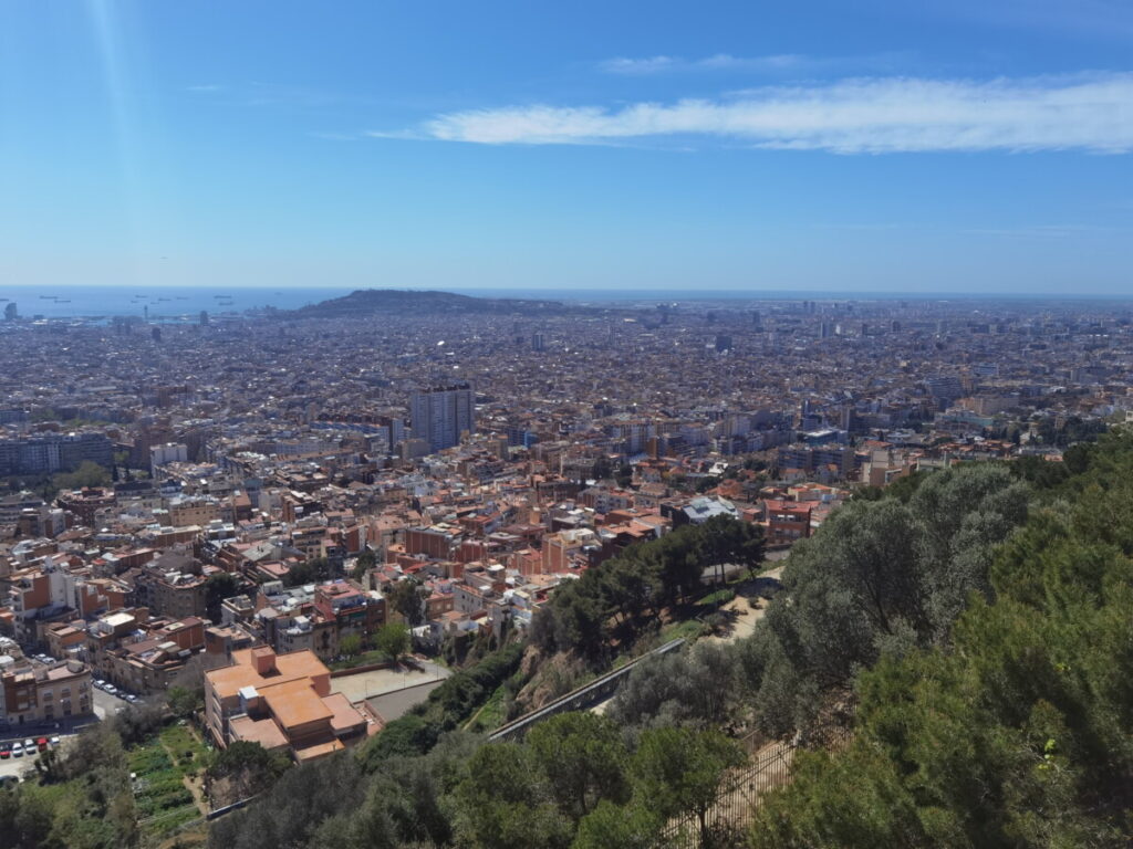 Von den Bunkers del Carmel siehst du über Barcelona Richtung Montjuic