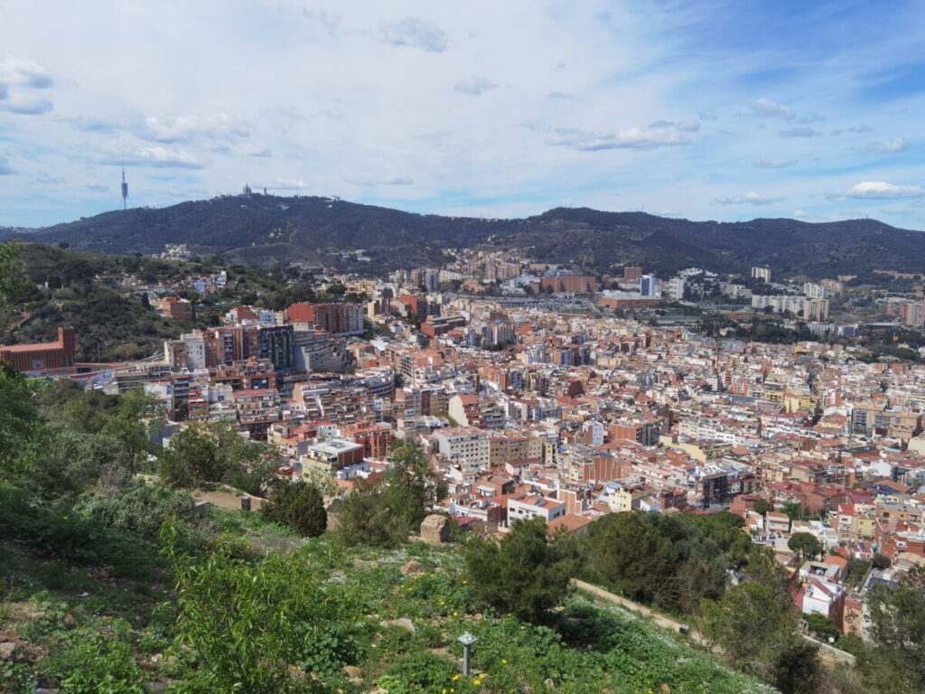 Aussicht vom Turo de la Rovira Richtung Tibidabo - links oben mit der Kirche und dem Fernsehturm